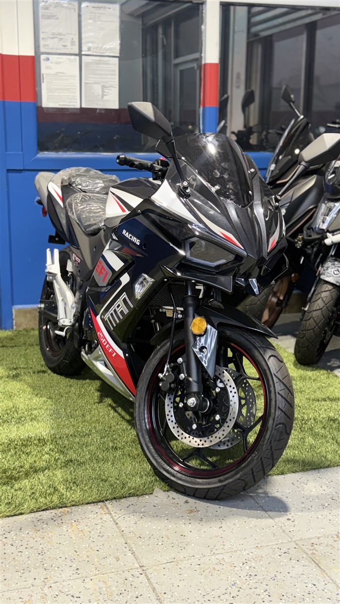 Sport motorcycle positioned in front of the Pulgar Motors storefront.